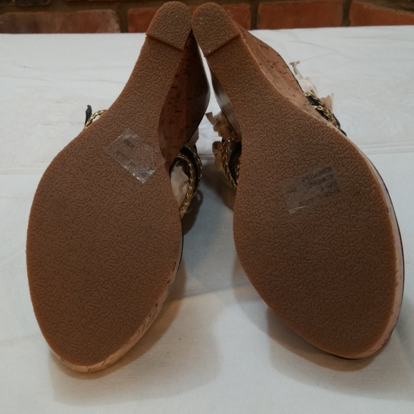 Deb's Black Gold Shoes Thong Toe Wedge Heel Size 8 - Picture 5 of 5